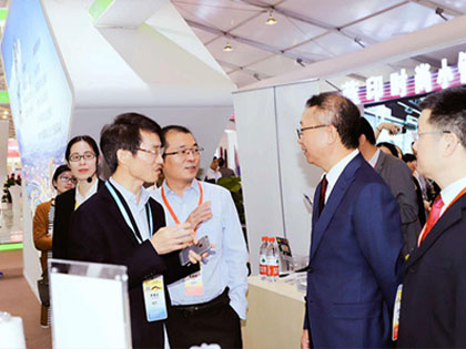 Sun Ruizhe, Presiden Majlis Tekstil dan Pakaian Kebangsaan China, memeriksa dan membimbing dewan pameran Xingfa Chemical Fiber Group