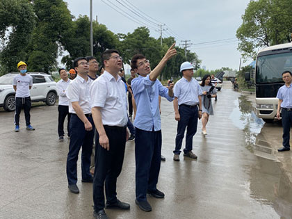 Setiausaha Jawatankuasa Parti Daerah Keqiao Shen Zhijiang dan pihaknya pergi ke projek teknologi tinggi Chengbang Kumpulan untuk siasatan dan bimbingan