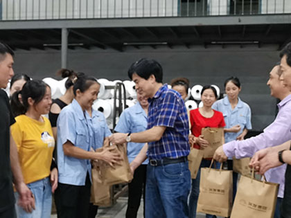 Deep Mid-Autumn Festival takziah dan hati yang hangat——Li Xing, naib presiden eksekutif kumpulan, takziah kepada pekerja barisan hadapan pada malam Festival Pertengahan Musim Luruh